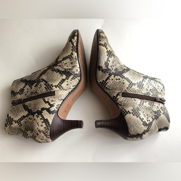 Clarks Women's Linvale Sea Ankle Booties Taupe Snake Size 6.5 - Picture 3 of 8